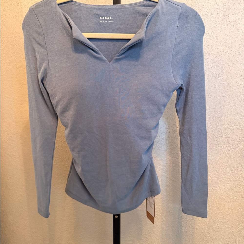 🆕OGL Women's Flapped V-Neck Top. NWT